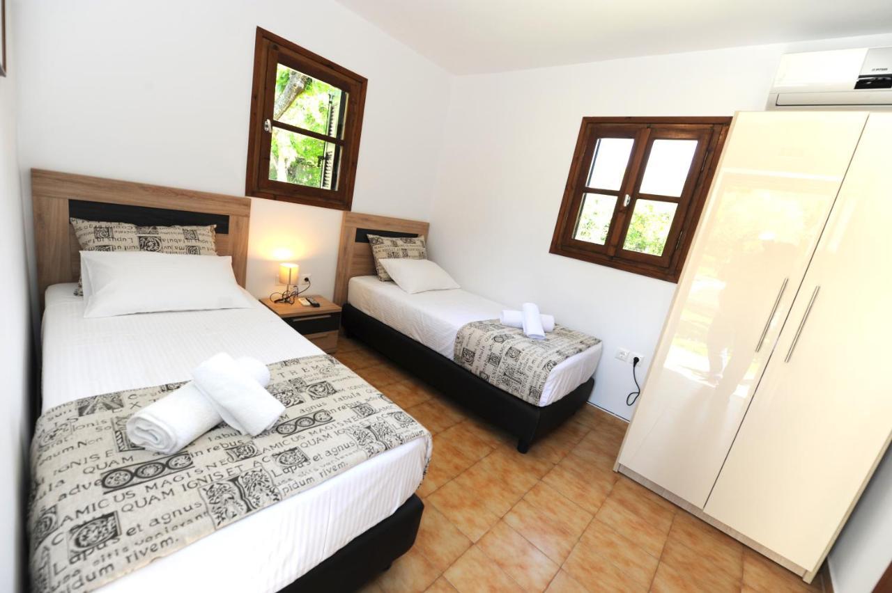 Camping & Bungalows Castle View Mystras Bagian luar foto