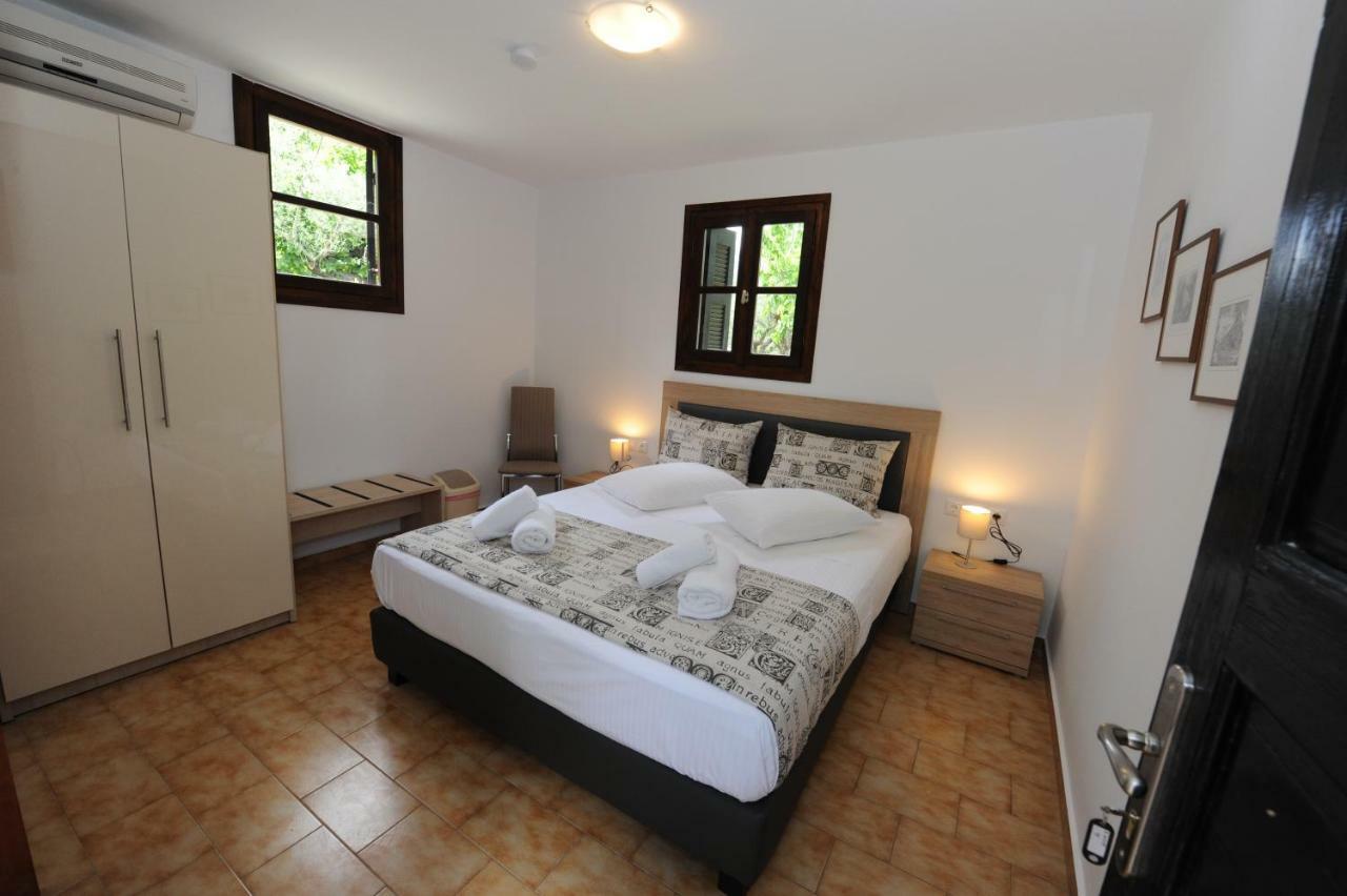 Camping & Bungalows Castle View Mystras Bagian luar foto